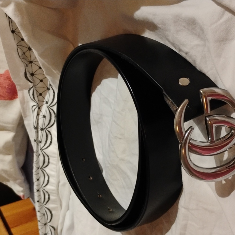 Black Gucci belt (authentic) with silver tone buckle